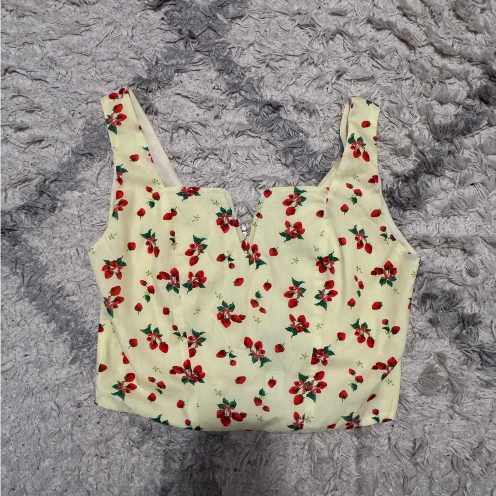 Floral Print Women's Top 
FASHION NOVA 
NEVER WORN SIZE XL